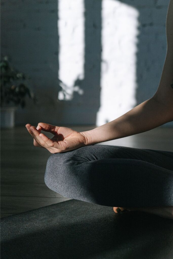 frau-macht-yoga-im-schneidersitz
