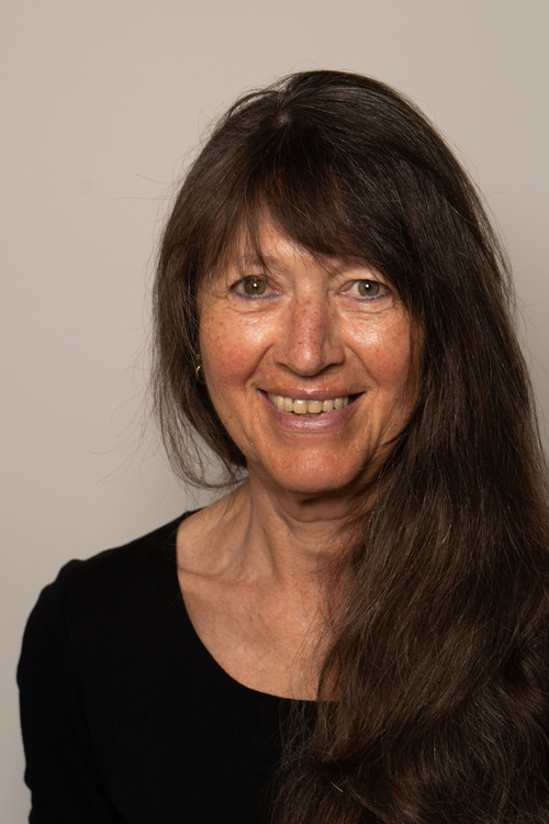 frau-laechelt-in-kamera